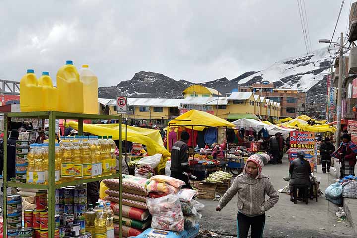 Para conseguir tomar banho, os moradores precisam utilizar chuveiros públicos comunitários que estão espalhados pela cidade.