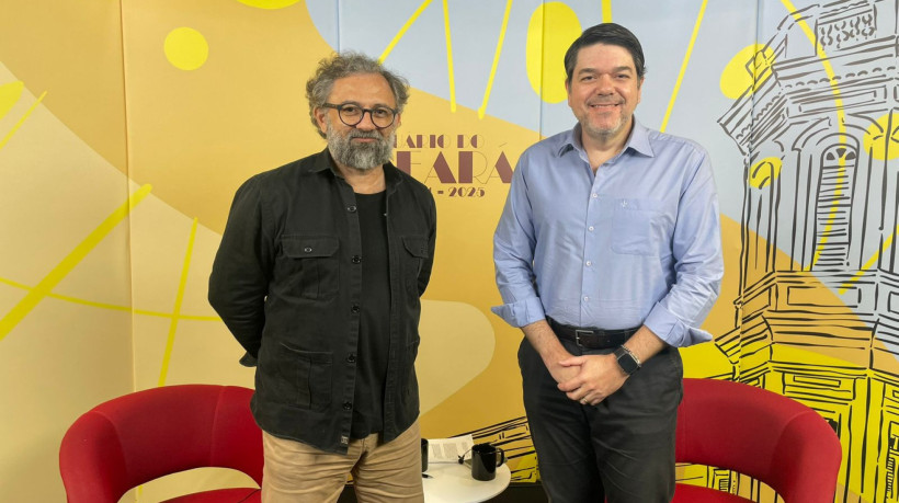 O editor-geral do Anuário do Ceará, Jocélio Leal, ao lado do presidente da Câmara Brasil Portugal no Ceará, Raul Santos. Entrevista ao programa Especial Anuário do Ceará 2024-2025
