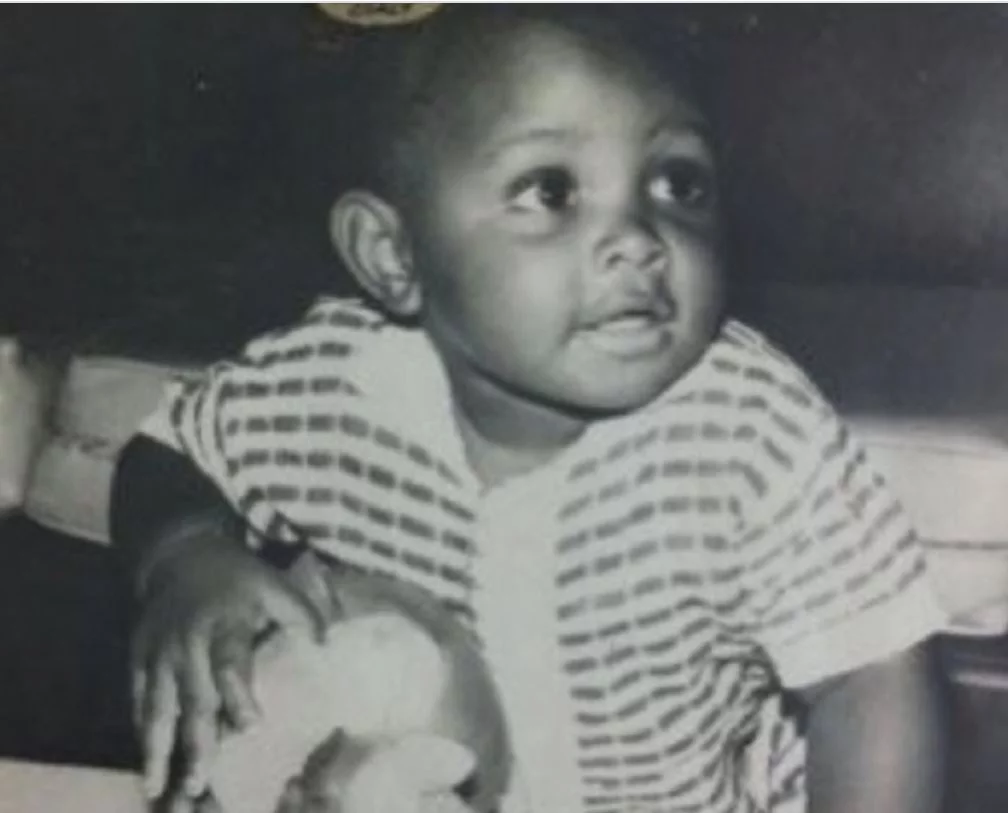 Nascido em 14/4/1975 em São Paulo, Anderson foi ainda criança para Curitiba, onde, aos 5 anos, já aprendia Taekwondo.