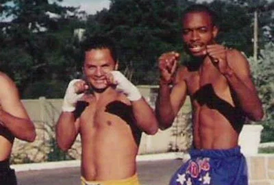Curiosamente, seu desejo inicial era ser jogador de futebol, mas ele se atrasou para um teste no Corinthians e foi convidado para a academia de boxe do clube, onde seu talento ficou evidente. Na foto, ele jovem com o mestre Omar. 