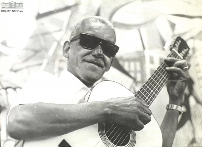 Cazuza, aliás, se chamava Agenor como uma homenagem ao cantor Cartola, que também tinha esse nome. O Cartola ganhou este apelido na adolescência, quando ia trabalhar como pedreiro com um chapéu- coco.