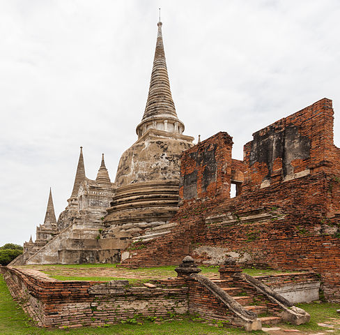 Ayutthaya corresponde a uma das antigas capitais da Tailândia. Ótima opção de passeio cultural em seu parque arqueológico repleto de estátuas centenárias e templos budistas pouco conservados, mas que remetem a uma era gloriosa.  A cidade era uma das mais relevantes na Ásia, mas foi destruída em uma guerra no século XVIII.  