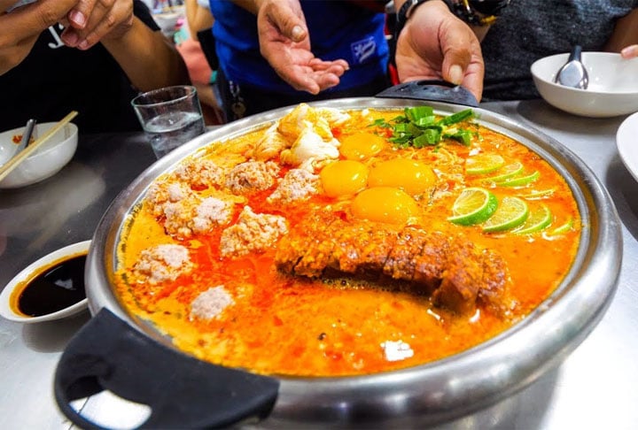 No âmbito gastronômico há uma excursão chamada ‘Bangkok Midnight Food’. Voltada para os estrangeiros que estão conhecendo o país, se baseia em um passeio por táxis peculiares de três rodas com algumas paradas no caminho para experimentar comidas típicas. 