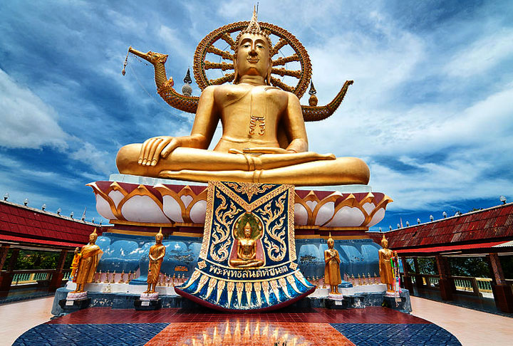 Ainda no campo da fé, o Budismo predomina no país e diversos monumentos e templos estão espalhados pelo território. Um dos principais é o de Big Buddha (O Grande Buda), situado na ilha de Koh Samui, no sul da Tailândia. Cheio de detalhes, o local permite um mergulho na cultura asiática e na religião. 