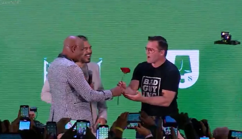 Na apresentação, o clima foi de rivalidade sadia, e Anderson chegou a dar uma rosa ao rival, por causa do Dia dos Namorados. Uma brincadeira que rendeu gargalhadas de quem acompanhava o evento. 