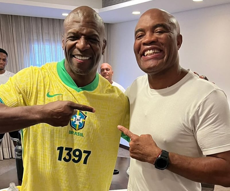 O ator Terry Crews vai assistir à luta e posou para foto com o astro brasileiro do UFC. 
