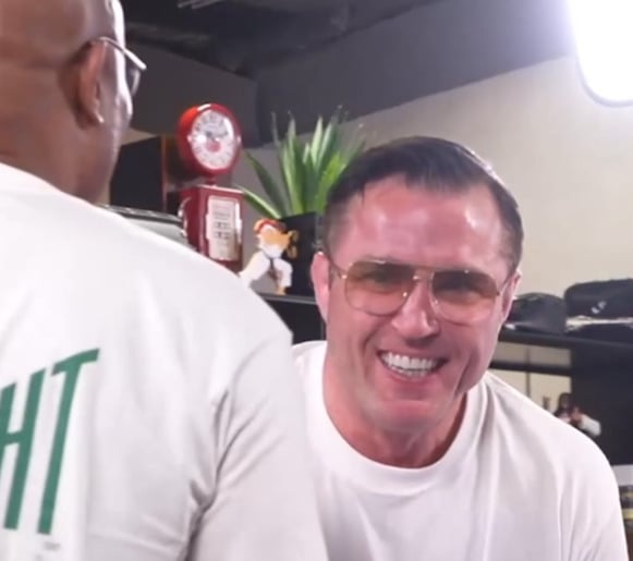 Anderson também interrompeu uma entrevista de Sonnen, e recebeu um abraço. 