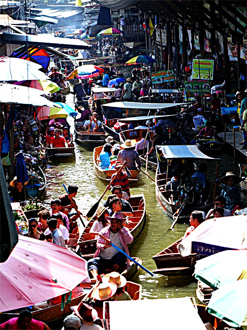 O Damnoen Saduak Market, na província de Ratchaburi, é um singular mercado flutuante, o mais famoso do país,com frutas, comidas e lembrancinhas típicas. Além das lojas, tem grande diversidade de restaurantes. É possível transitar neste comércio a pé pelas bordas ou alugando um barco. 