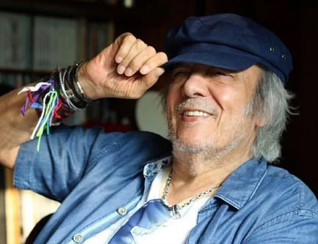 Erasmo Carlos, que morreu no final de 2022, ficou muito conhecido como Tremendão. Ele ganhou esta alcunha por conta de uma loja de roupas que criou nos anos 1960, com este nome.