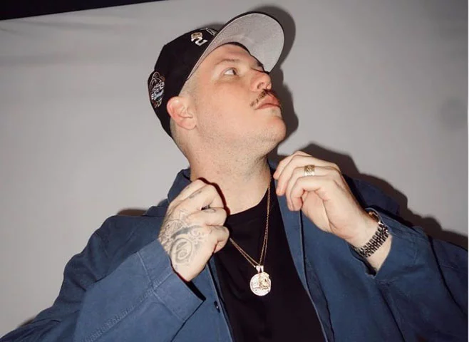 O cantor Ferrugem se chama Jheison. Ele conta que é chamado assim desde adolescente, por iniciativa de um amigo. No início, ele não gostava, mas entendeu que a alcunha poderia lhe dar fama. 