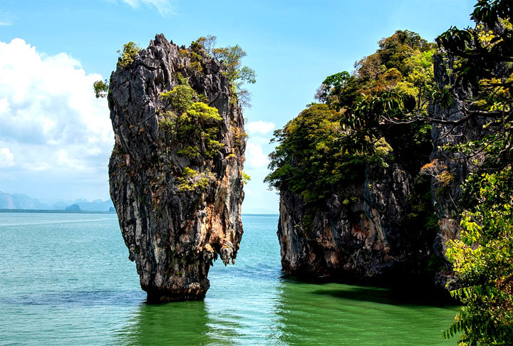 A ilha ‘Phing Kan’ se sobressai pelas variadas formações rochosas que se projetam para fora das águas verde esmeralda. O local também passou a ser conhecido como ‘Ilha de James Bond’ após ser cenário do filme 007 – o homem com a pistola dourada e virou um destino bastante procurado por turistas.