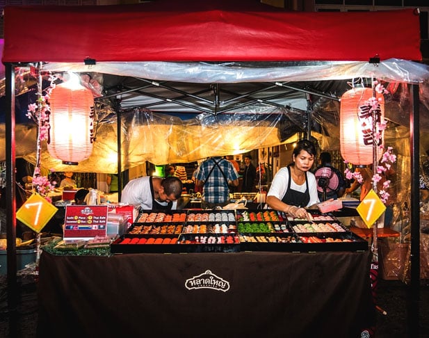 A cidade velha de Phuket possui uma rota gastronômica e cultural semelhante, mas que é feita a pé pelas ruas e acompanhada por um guia. Durante o período da manhã os visitantes passam por bancas e barracas descobrindo as influências culinárias sobre a ilha, principalmente internacionais vindas da China e Malásia. 