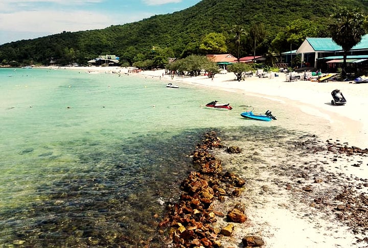 O cenário se repete para praias de outras áreas da Tailândia como Koh Phangan (foto) e Koh Tao. Tais zonas são bastante visitadas pelos apaixonados por mergulho devido à qualidade de condições que é oferecida. Outros atrativos são a imensa variedade de vida marinha no local e preços mais acessíveis. 