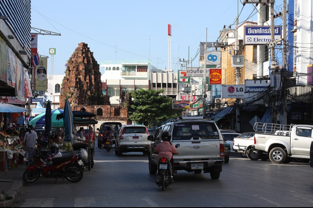 Lopburri fica a 150 km da capital Bangkok, ocupa uma área de 6,8 km² e tem cerca de 27 mil habitantes. É uma das cidades que atraem visitantes no país asiático, famoso por belezas naturais e cultura exótica. 