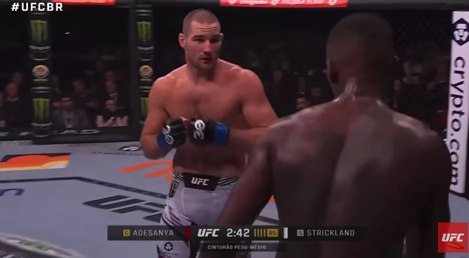 Por isso, após a derrota de Israel Adesanya para Sean Strickland, no card principal do UFC 293, em 9/9/2023, Anderson postou: Quem manda nessa p** aqui sou eu, e você não vai mais abrir a boca pra se comparar a mim nessa p**. 