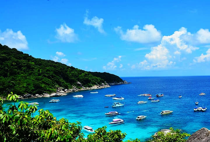 As ilhas Similan tem como diferencial o fato de ser composta por densas florestas acompanhadas por encostas estruturadas por rochas que ficam às margens de um esplendoroso mar de tom azul cristalino. Aliás, está entre os melhores lugares para praticar mergulho pelo mundo.