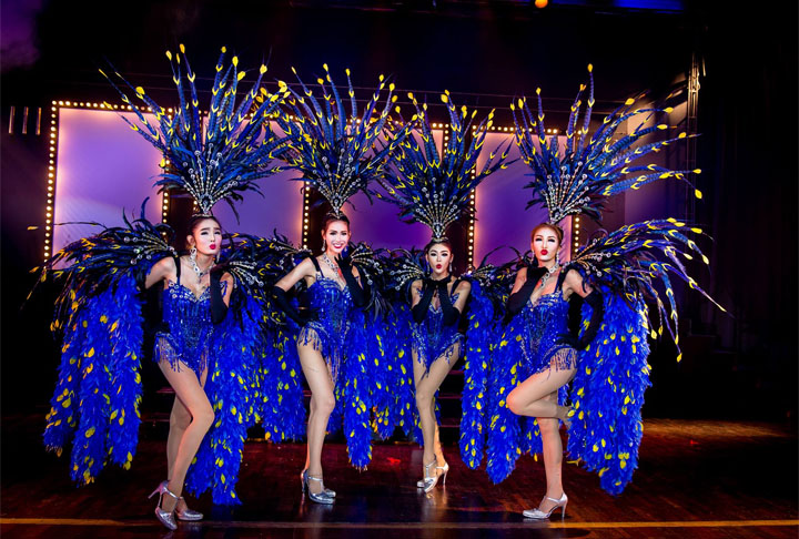 O Simon Cabaret é um dos shows mais glamourosos do país. Trata-se de um espetáculo colorido que oferece uma grande pluralidade cultural a cada apresentação. Uma viagem que vai do Egito até a América Latina e ainda passa pela China antes de retornar à Tailândia. Combina música, comédia e dança. 