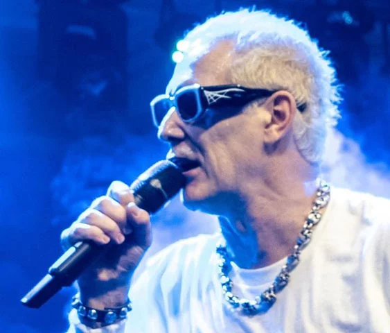 O cantor Supla é assim conhecido por conta de  seu sobrenome: Suplicy. Ele é filho dos políticos Eduardo e Martha Suplicy. No entanto, também é chamado de papito. 