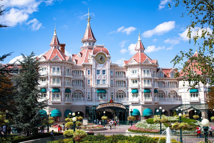 Já no TripAdvisor, a Disneyland Paris é menos popular, com apenas 58,2% dos visitantes avaliando como muito bom ou excelente. Apesar disso, a atração é muito popular no TikTok, com quase oito bilhões de visualizações em postagens marcadas.