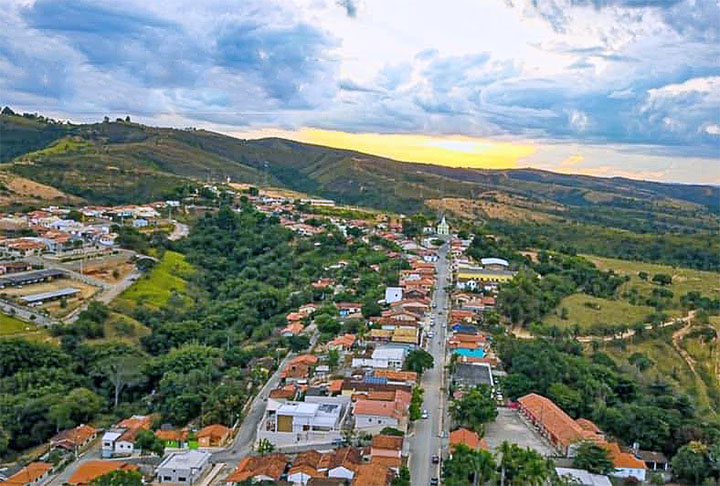 O munícipio de Serra da Saudade, em Minas Gerais, é o menos populoso do Brasil, com apenas 833 residentes e sua extensão é de 335,6 km². A cidade está situada no Centro-Oeste mineiro, na região do Alto São Francisco e  tem altitude de 670 metros. Sua densidade demográfica é de aproximadamente 2,9 habitantes por km²