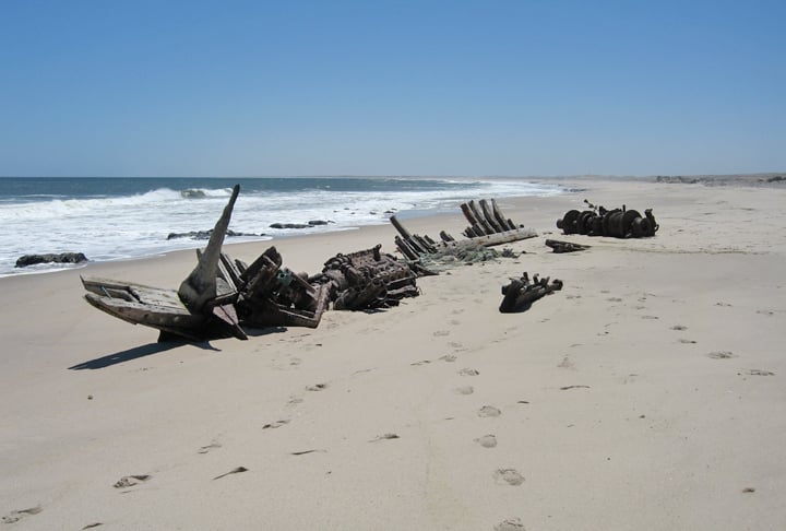 Esta região remota é caracterizada por suas paisagens com dunas de areia, penhascos escarpados e um deserto árido que se estende até o oceano Atlântico. a atmosfera desolada atrai viajantes aventureiros em busca de fotos únicas!