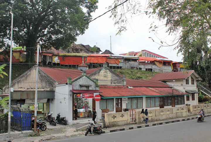 As Ilhas Cocos são famosas por suas praias de areia branca e águas cristalinas, tornando-se um destino popular para mergulho e snorkeling. A cultura local é uma mistura de influências malaias, europeias e australianas. 