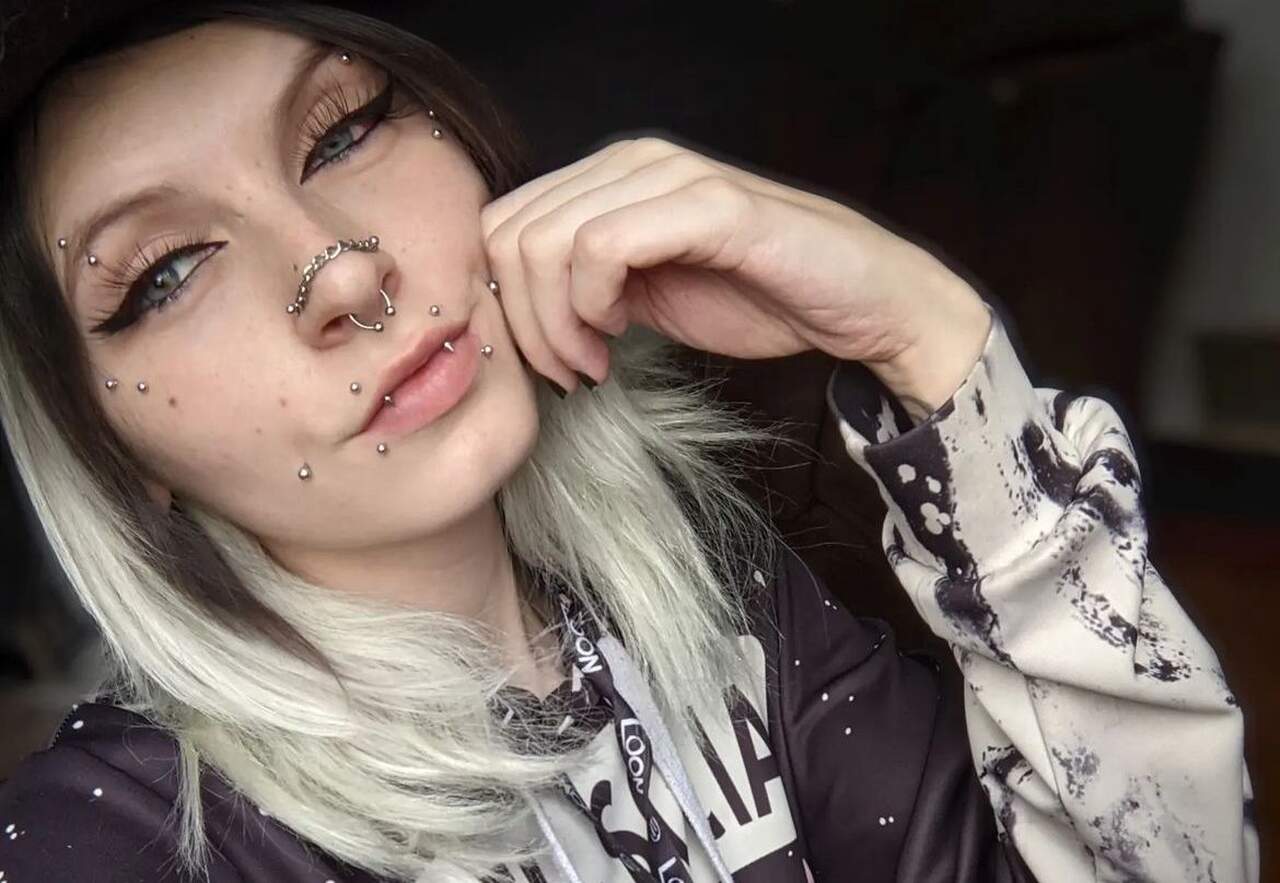 A americana tem vários piercings em diversas áreas do rosto. É possível identificar o acessório nas sobrancelhas, bochecha, nariz, na boca e em volta dela.