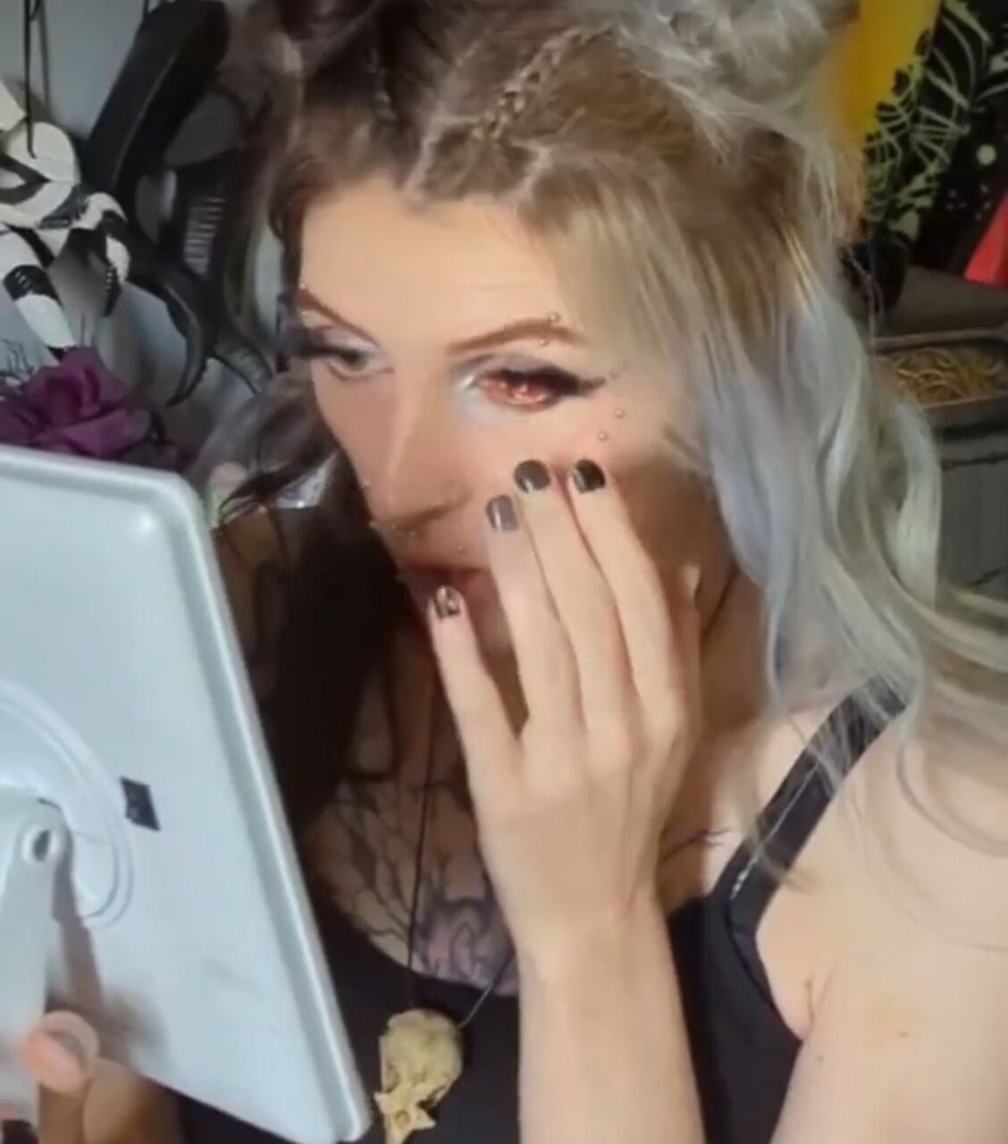 Bree utiliza as redes sociais para falar sobre o câncer ocular e também mostrar suas próteses.