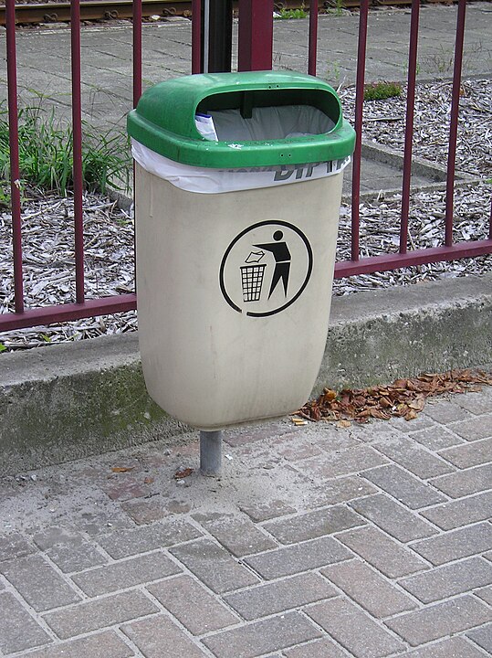 Para começar, jamais jogue lixo no chão e, se não houver uma cestinha por perto, guarde num saquinho até o momento em que possa fazer o descarte. Para isso, mantenha sempre um saco plástico (ou mais) na bolsa. 
