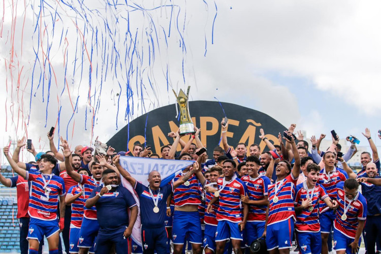 Jogadores e comissão técnica do Fortaleza comemoram título do Campeonato Cearense sub-17