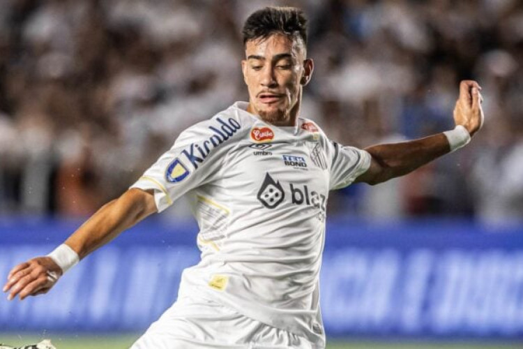 Técnico do Santos elogiou Pedrinho após retorno do atacante ao campo e justificou erros pela falta de ritmo após tratamento de lesão 