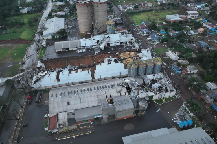Mais de 1.200 residências foram destelhadas ou sofreram algum dano e estima-se que mais de 15 mil pessoas foram diretamente afetadas pelo temporal