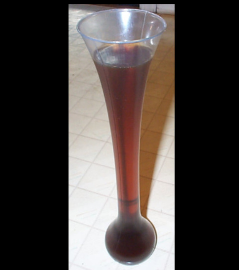 Nunca despeje óleo de cozinha na pia. Coloque o produto usado dentro de uma garrafa ou outro recipiente de vidro. Na foto, um bom volume de óleo usado que pode ser reciclado. 