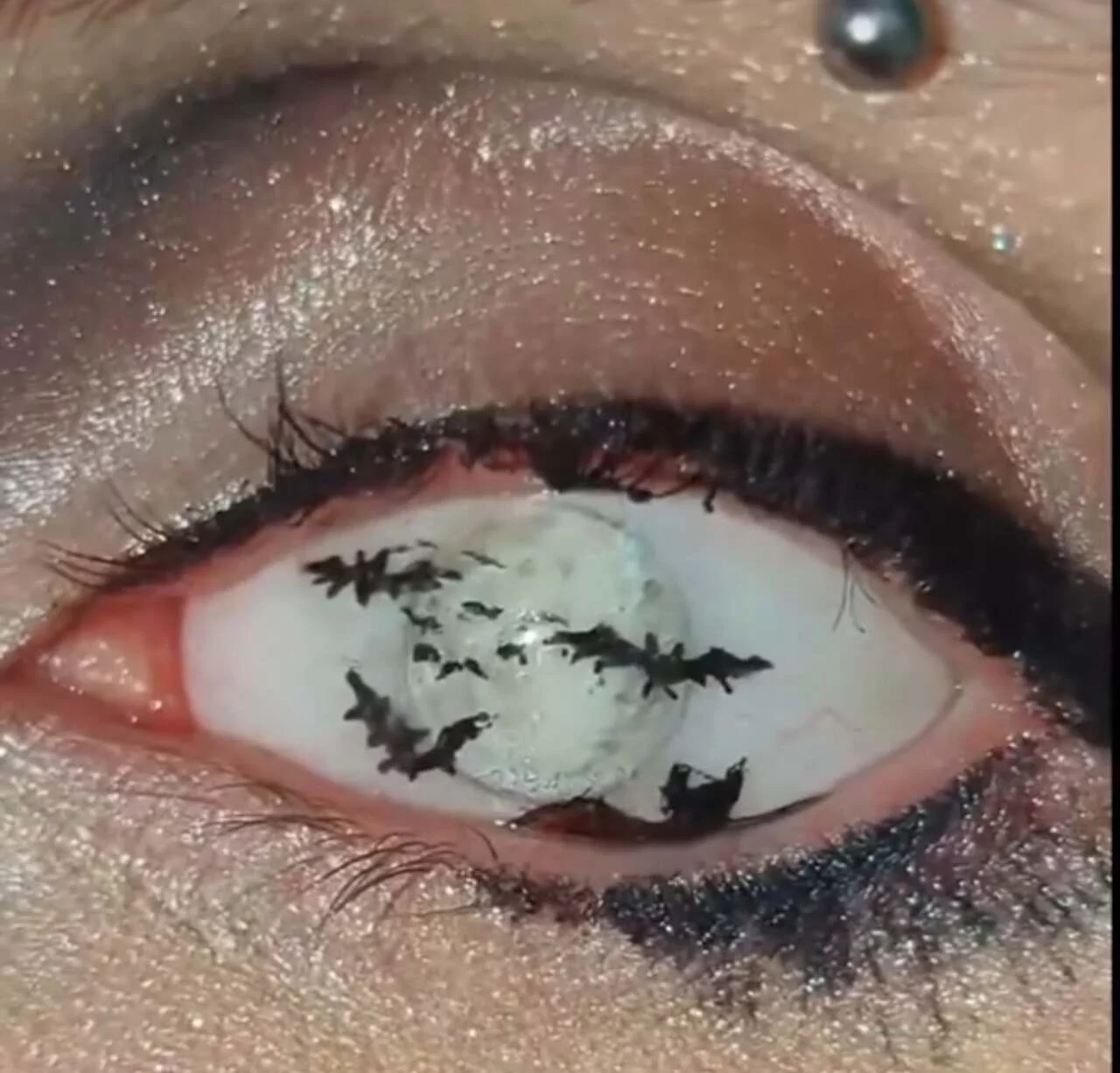 A prótese foi feita pela ocularista Christina King. Esses profissionais são os responsáveis por fazerem próteses oculares.