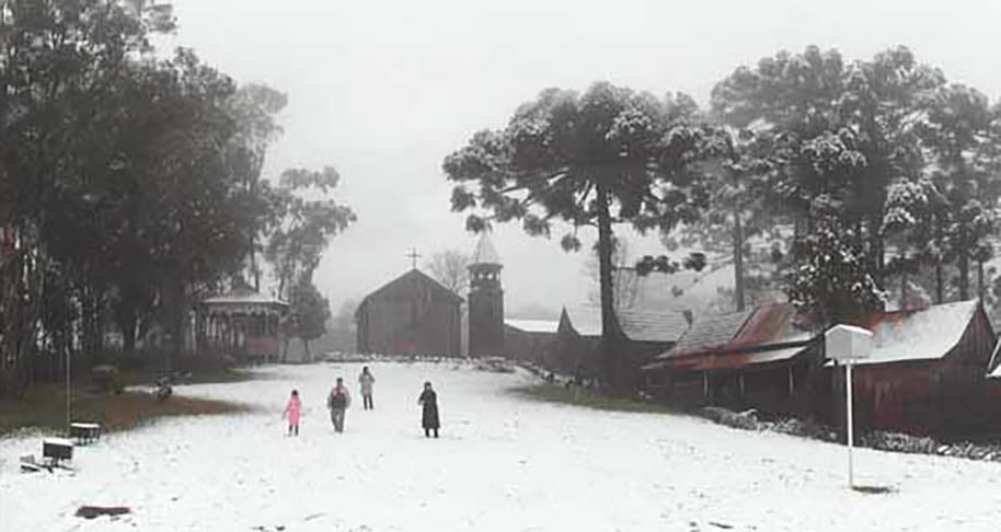 Municípios do Rio Grande do Sul também têm neve  de vez em quando. Em Caxias do Sul, nevou em 27/8/2013 e o Parque de exposições da Festa da Uva ficou tomado pelo gelo.