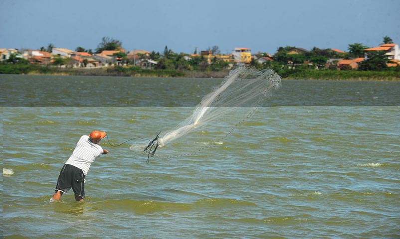 Além disso, a poluição no mar prejudica pessoas que dependem da pesca para a sobrevivência, por exemplo. 