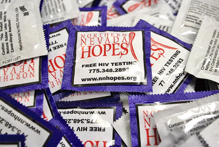 A maior forma de transmissão da doença é através do sexo. Assim, a principal forma de prevenção é a camisinha.