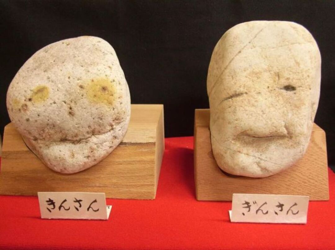 Cada pedra possui uma placa com seu nome e uma breve descrição, além de uma história curiosa sobre como foi encontrada.