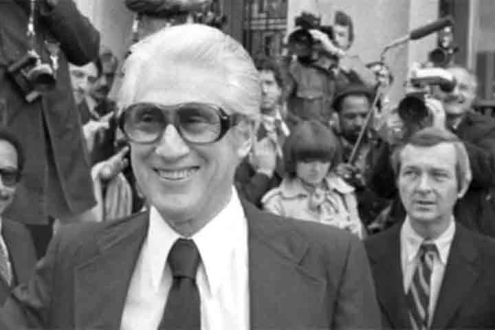 Somente em 2005  a identidade do “Garganta Profunda” deixou de ser sigilosa. Em uma entrevista, Mark Felt, que foi o segundo homem mais poderoso do FBI, revelou ter sido a fonte de Bernstein e Woodward. 

