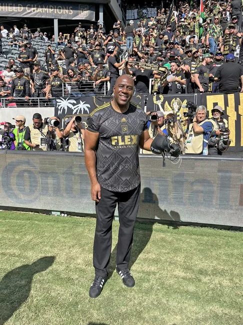 Hoje, é possível viver com o vírus de forma tranquila, com acompanhamento. O ex-jogador de basquete Magic Johnson, por exemplo, revelou ter o vírus em 1991. 33 anos depois, mantém a  saúde, segundo ele, acordando às 4h da madrugada e levando vida regrada.  E defende a causa contra o preconceito. 