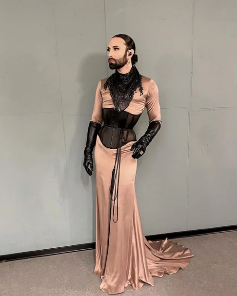 O cantor austríaco Thomas Neuwirth, mais conhecido pelo nome artístico de Conchita Wurst, revelou em 2018 ter o vírus. Ele conta ainda que está indetectável, ou seja, sem transmitir o vírus. 