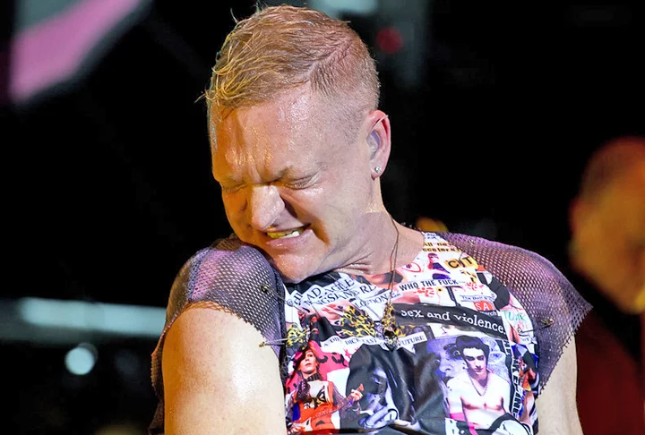 Outro  portador que fala abertamente da doença é o cantor Andy Bell, vocalista do dueto Erasure. Ele descobriu o HIV em 1998 e hoje a doença está controlada, sem ser transmissível. 