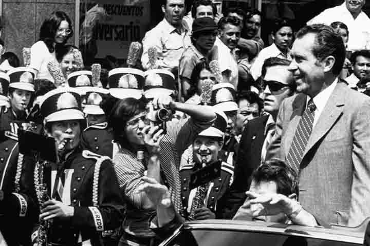 As investigações também apresentaram indícios de desvios de verbas públicas, o que comprometeu a confiança da população local nas instituições e abalou o prestígio da classe política.
