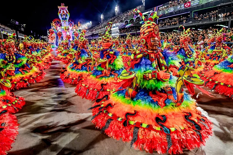 E a temporada também abrange fevereiro, com o apelo - irresistível para muitos - do carnaval, tanto no Rio de Janeiro como em estados do Nordeste onde a folia é efervescente: Bahia e Pernambuco. 