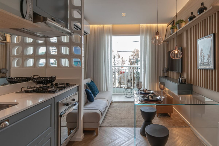 Painel vazado permite a passagem de luz e sol entre os ambientes (Imagem: Carol Tomaselli | Projeto: Studio HA)
