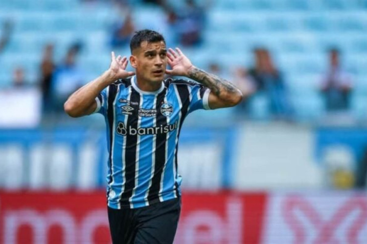Companheira do meio-campista do Imortal indicou que o argentino atuou na derrota para o Botafogo após três dias com febre