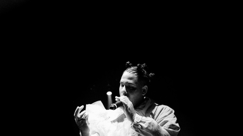 Mateus Fazeno Rock veste peça assinada por Liamê durante festival (Foto: Murilo da Paz/Divulgação)