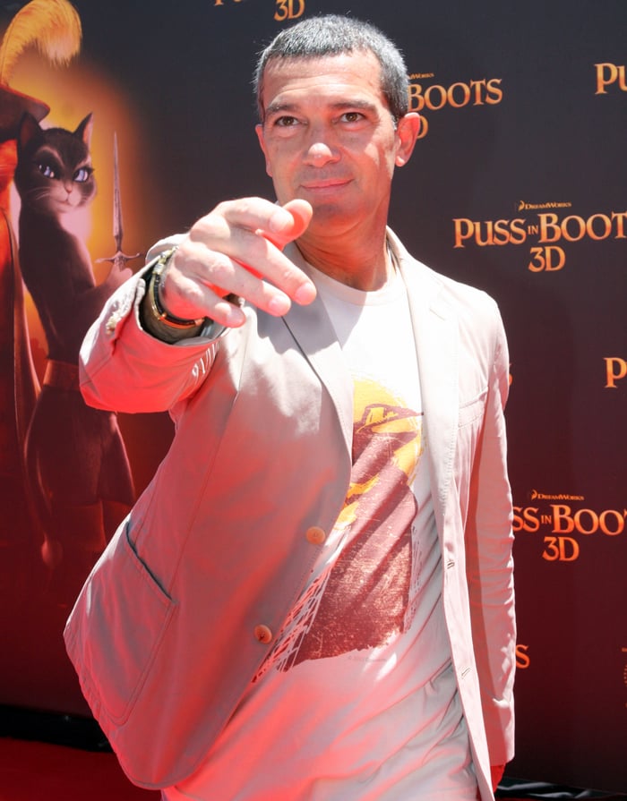 A conexão com o universo artístico surgiu após assistir ao musical Hair. Banderas, então, iniciou seus estudos de interpretação na Escola de Arte Dramática, em Málaga. A sua estreia foi num pequeno teatro da sua cidade natal. 