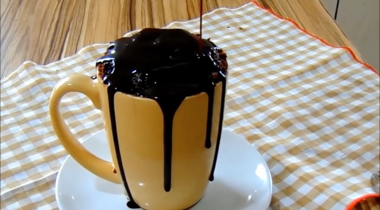 Além do clássico sabor chocolate, na urgência de preparar o café da manhã, pode-se optar por um bolo de caneca mais saudável de aveia e banana amassada sem perder a praticidade. 