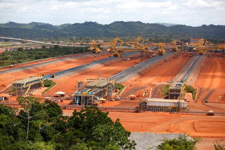 O resultado se deve principalmente à extração de minério de ferro, que é uma atividade econômica importante na região.